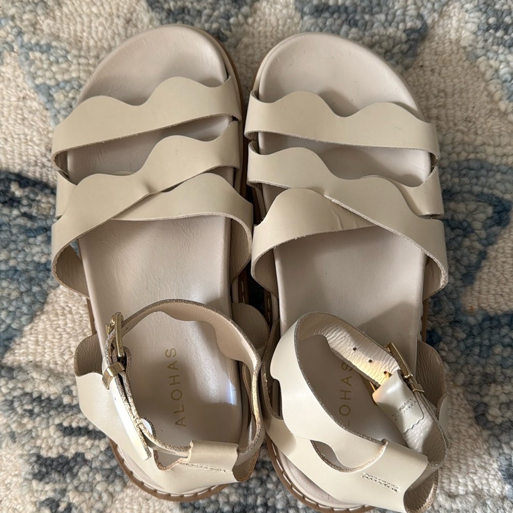 Alohas wavy ivory leather sandal.